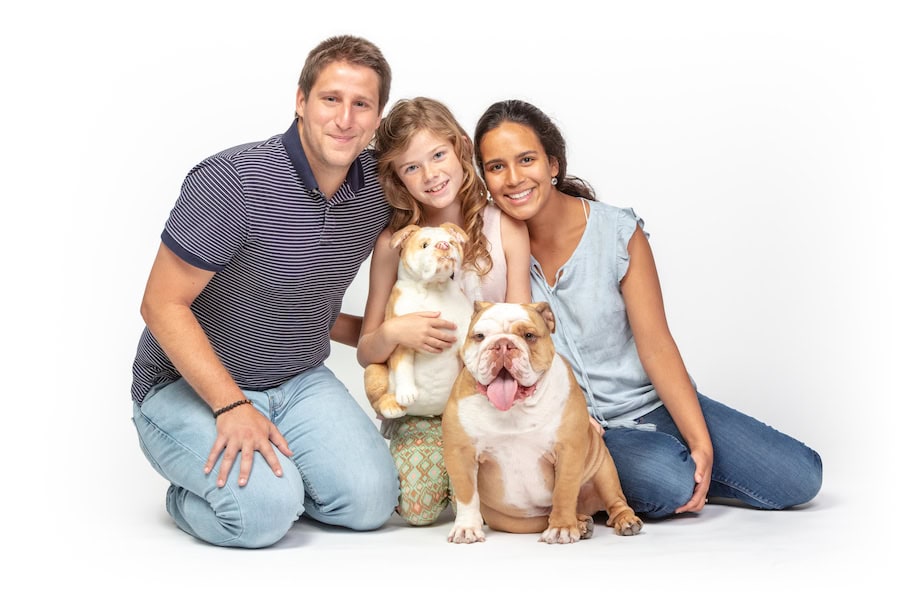 https://www.mypetsies.com/blog/app/uploads/2020/01/Family-with-Bulldog-and-Petsie-small-size.jpg